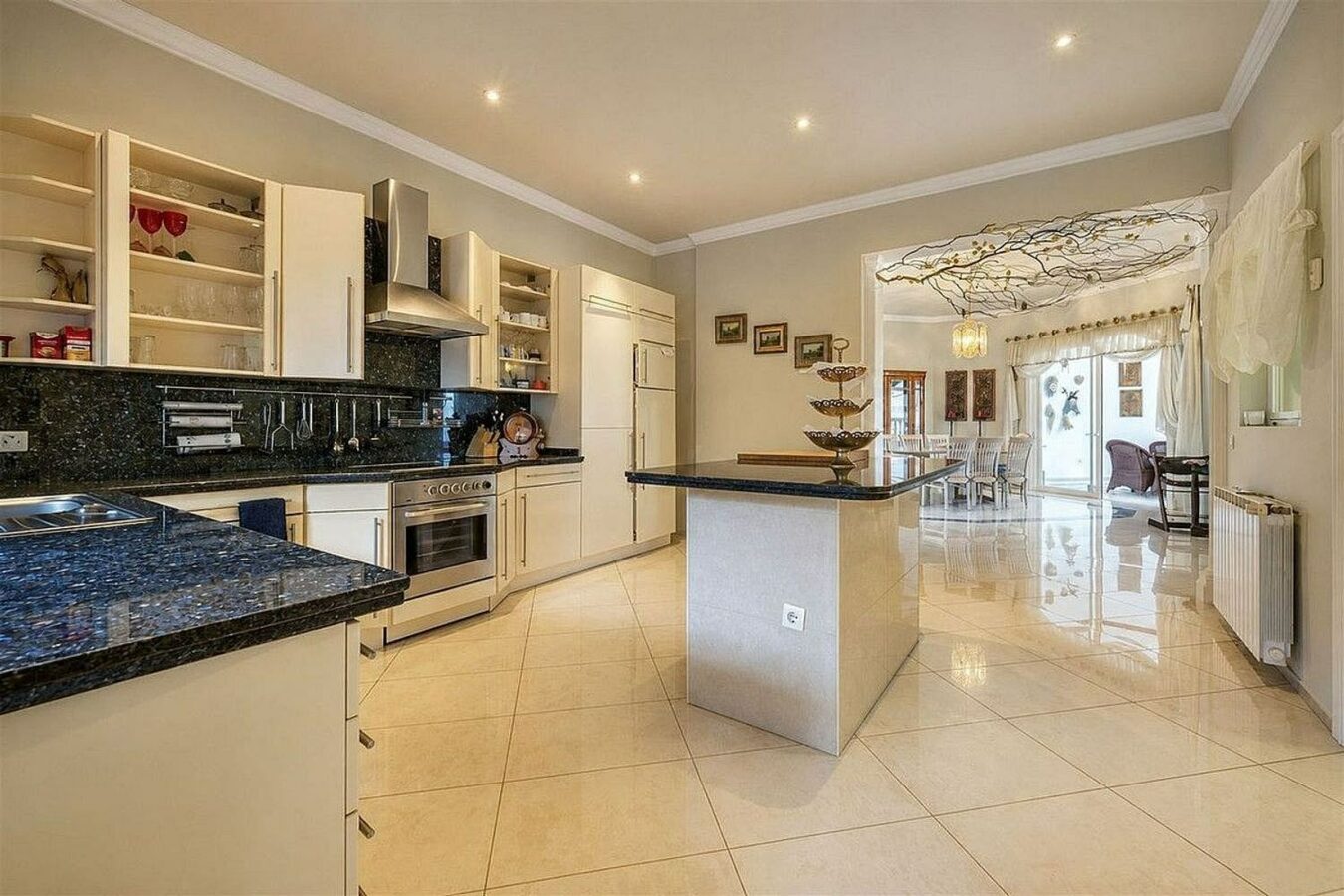 Sea view villa to renovate on a large plot in Hacienda Las Chapas, Marbella East