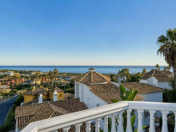 Sea view villa to renovate on a large plot in Hacienda Las Chapas, Marbella East