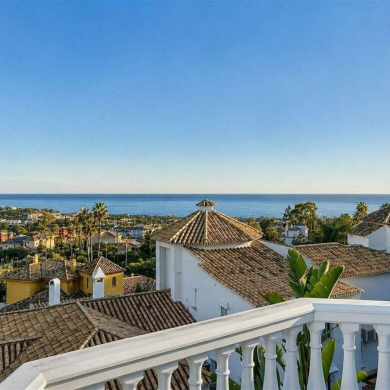 Sea view villa to renovate on a large plot in Hacienda Las Chapas, Marbella East