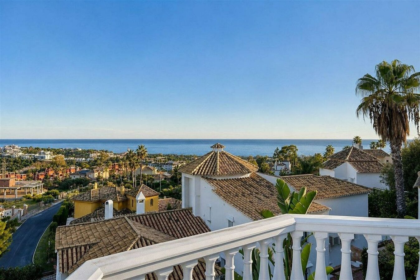 Sea view villa to renovate on a large plot in Hacienda Las Chapas, Marbella East