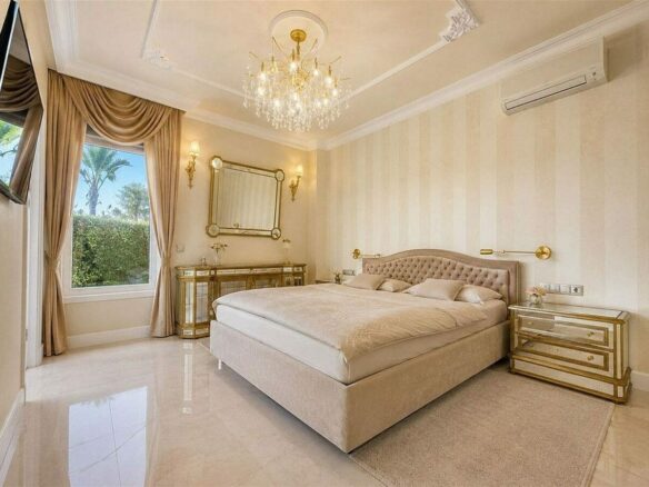 Sea view villa to renovate on a large plot in Hacienda Las Chapas, Marbella East