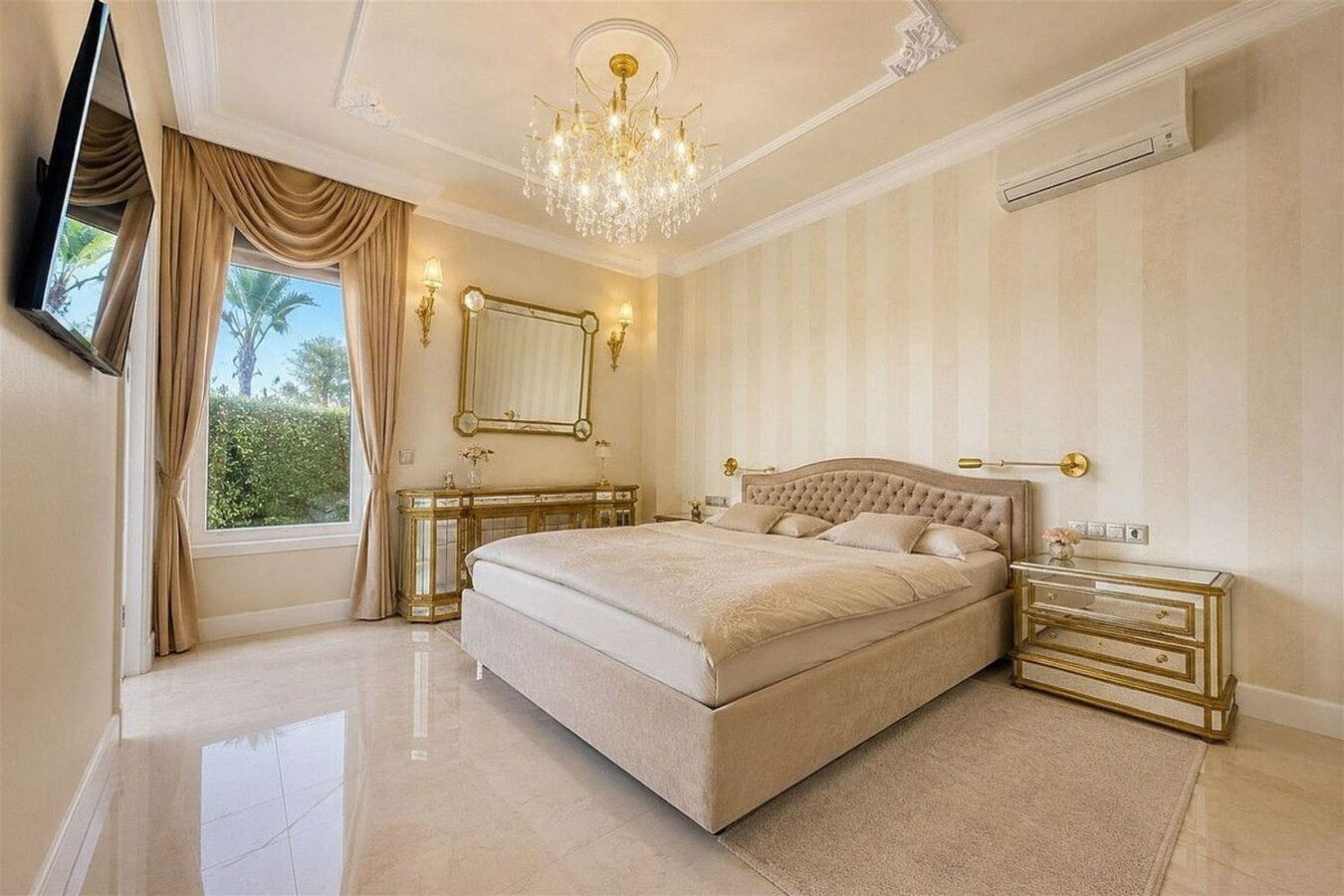 Sea view villa to renovate on a large plot in Hacienda Las Chapas, Marbella East