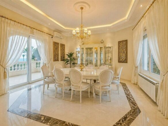 Sea view villa to renovate on a large plot in Hacienda Las Chapas, Marbella East