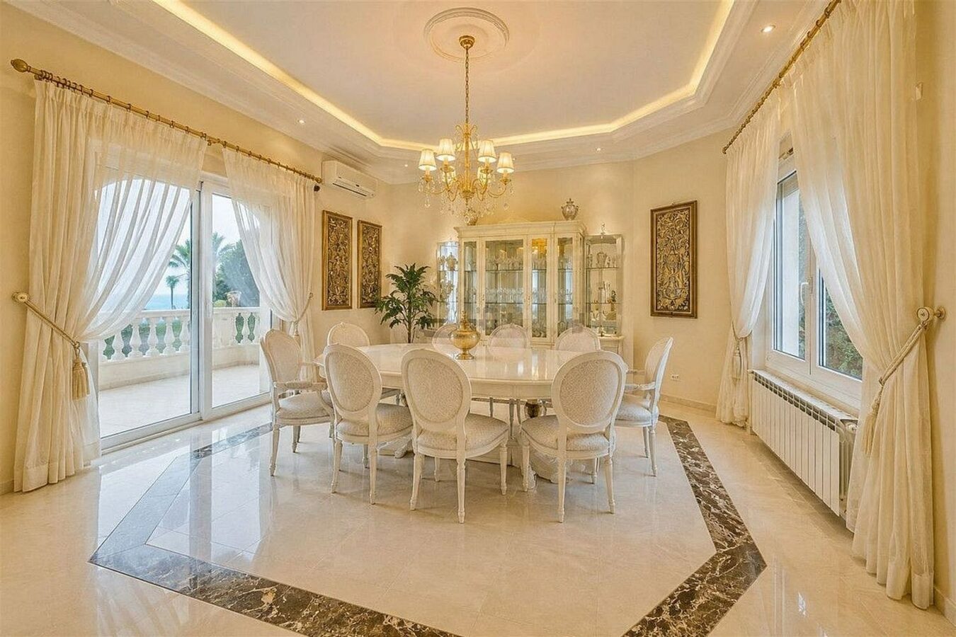Sea view villa to renovate on a large plot in Hacienda Las Chapas, Marbella East