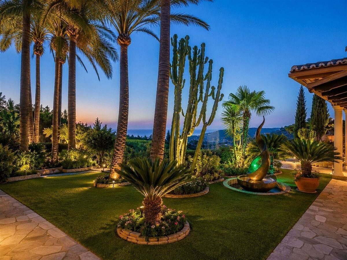 Sea view villa to renovate on a large plot in Hacienda Las Chapas, Marbella East