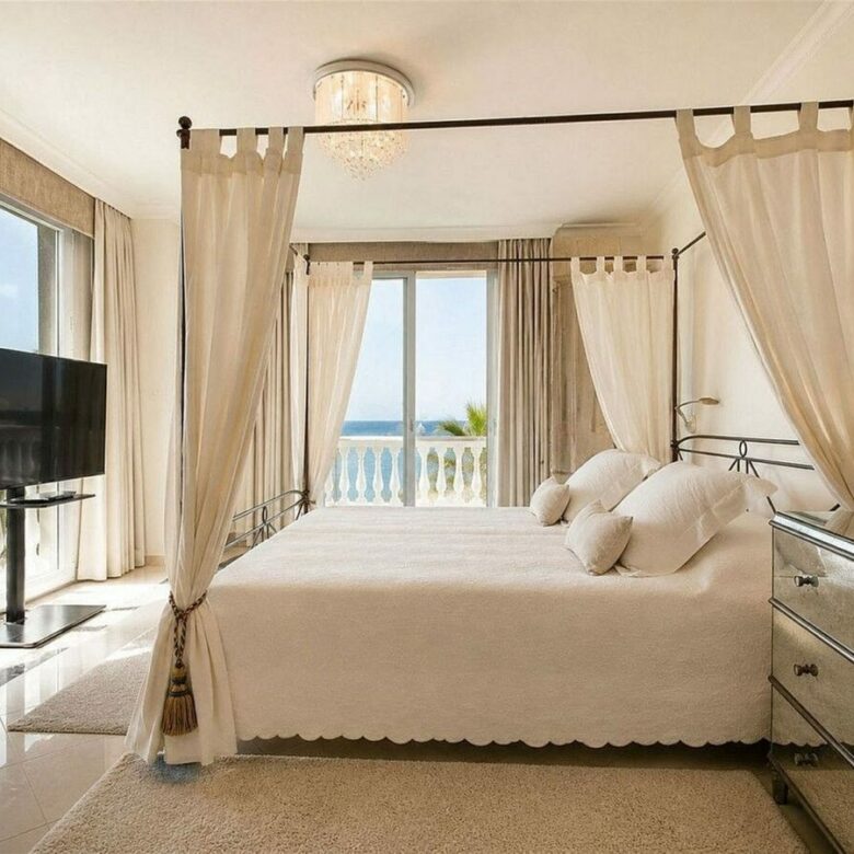 Sea view villa to renovate on a large plot in Hacienda Las Chapas, Marbella East