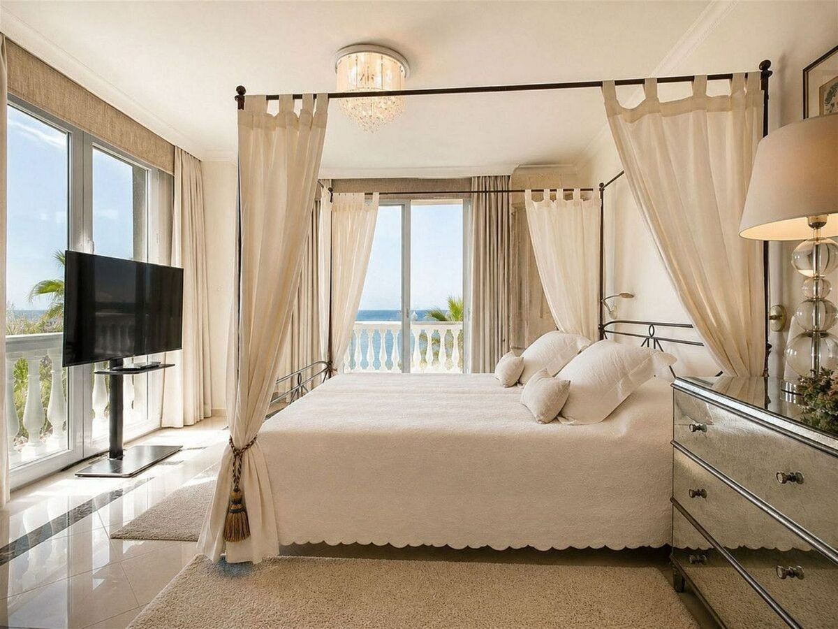 Sea view villa to renovate on a large plot in Hacienda Las Chapas, Marbella East