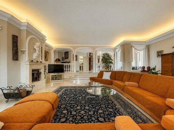 Sea view villa to renovate on a large plot in Hacienda Las Chapas, Marbella East