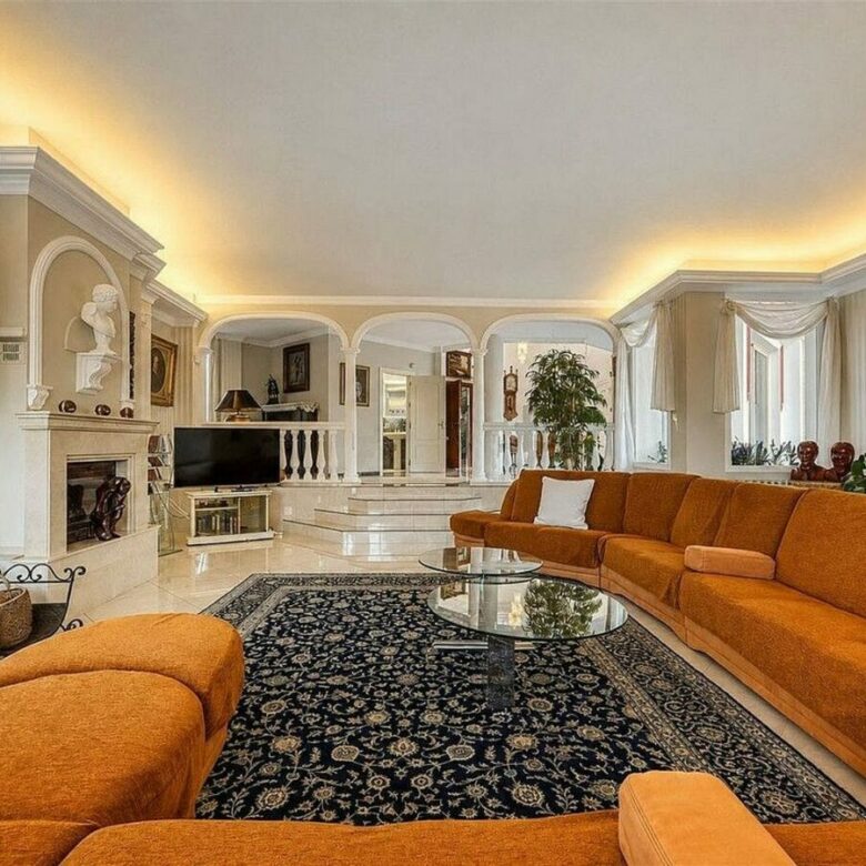 Sea view villa to renovate on a large plot in Hacienda Las Chapas, Marbella East