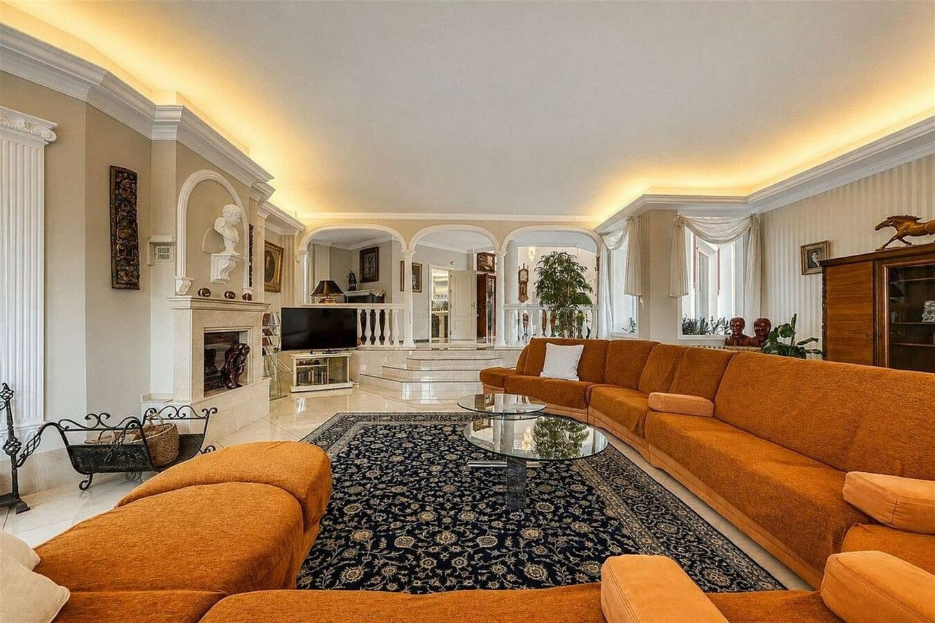 Sea view villa to renovate on a large plot in Hacienda Las Chapas, Marbella East
