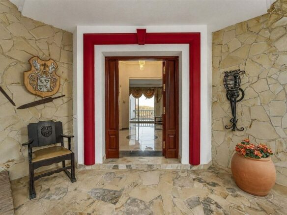 Sea view villa to renovate on a large plot in Hacienda Las Chapas, Marbella East