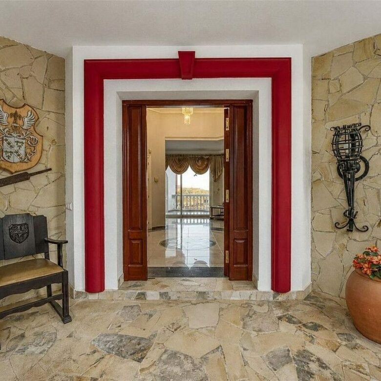 Sea view villa to renovate on a large plot in Hacienda Las Chapas, Marbella East