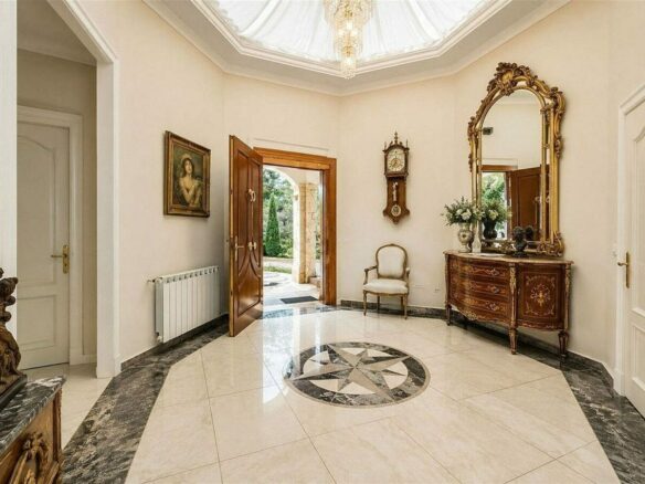 Sea view villa to renovate on a large plot in Hacienda Las Chapas, Marbella East