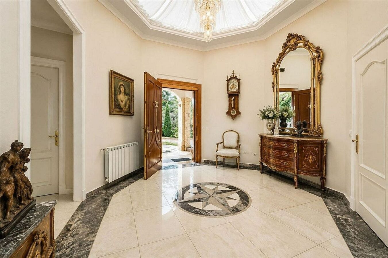 Sea view villa to renovate on a large plot in Hacienda Las Chapas, Marbella East