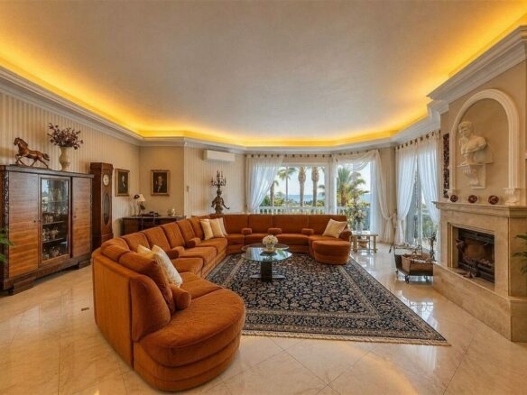 Sea view villa to renovate on a large plot in Hacienda Las Chapas, Marbella East