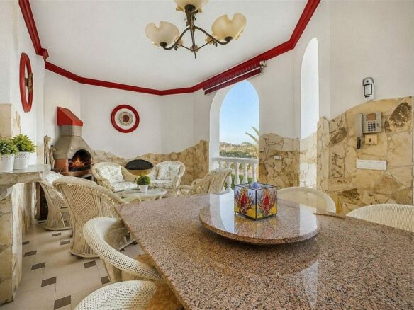 Sea view villa to renovate on a large plot in Hacienda Las Chapas, Marbella East