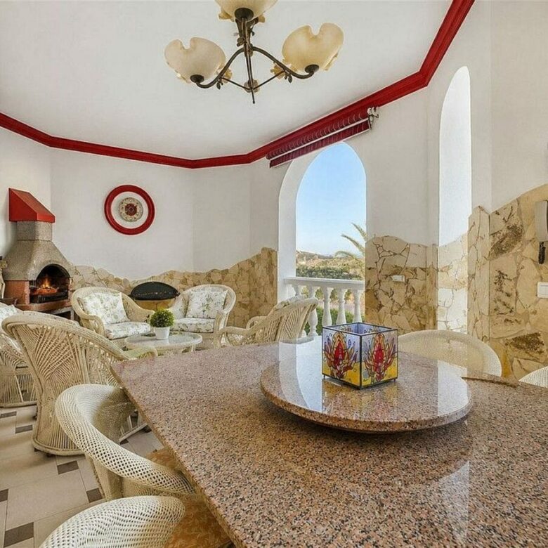 Sea view villa to renovate on a large plot in Hacienda Las Chapas, Marbella East
