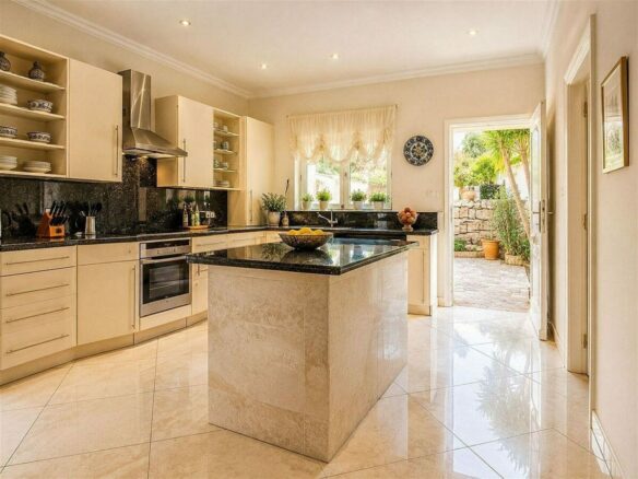 Sea view villa to renovate on a large plot in Hacienda Las Chapas, Marbella East
