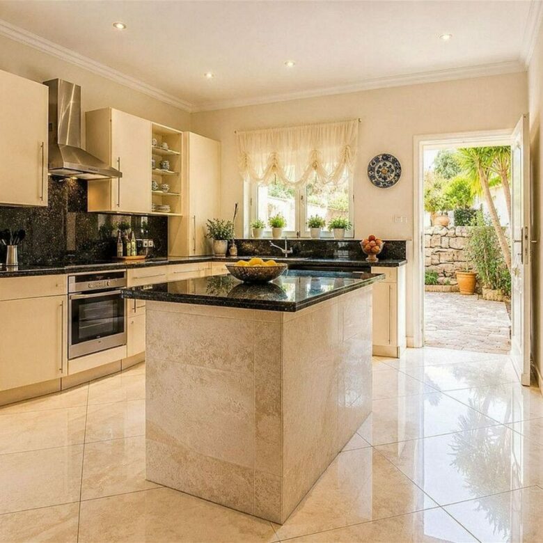 Sea view villa to renovate on a large plot in Hacienda Las Chapas, Marbella East