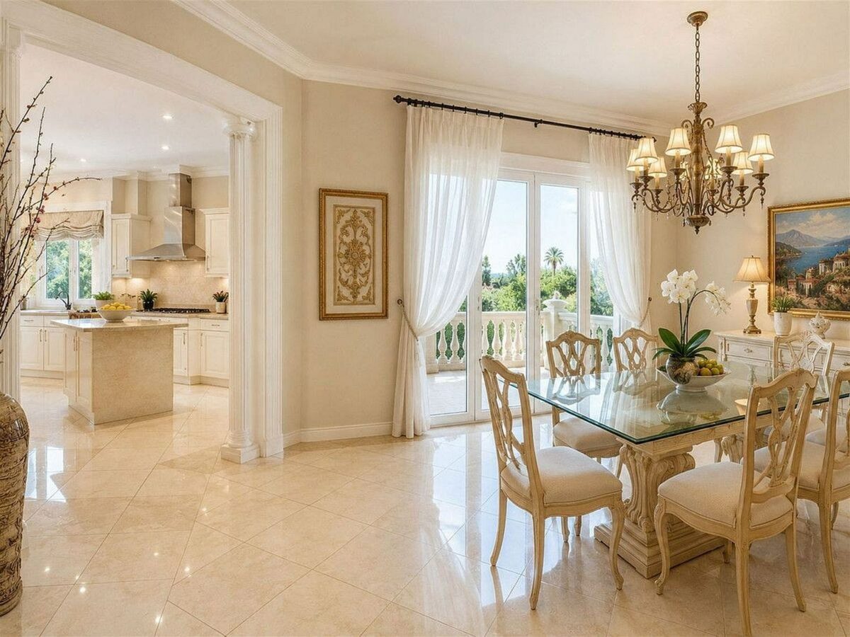 Sea view villa to renovate on a large plot in Hacienda Las Chapas, Marbella East