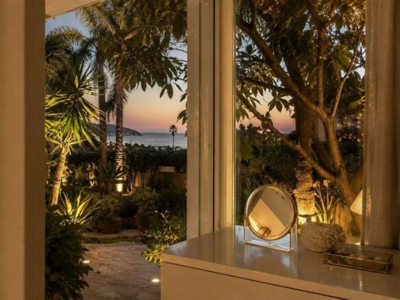 Sea view villa to renovate on a large plot in Hacienda Las Chapas, Marbella East