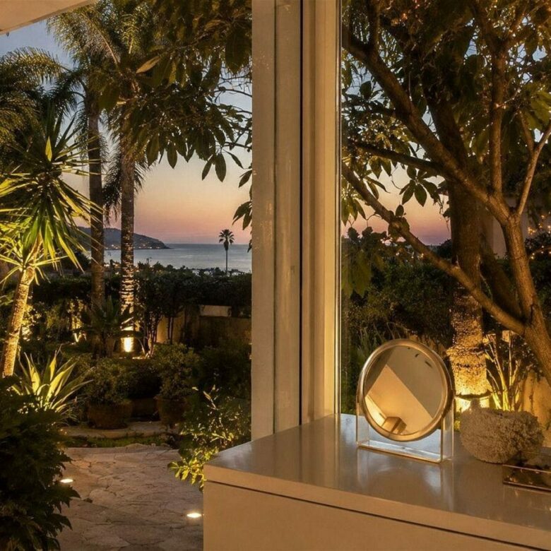 Sea view villa to renovate on a large plot in Hacienda Las Chapas, Marbella East