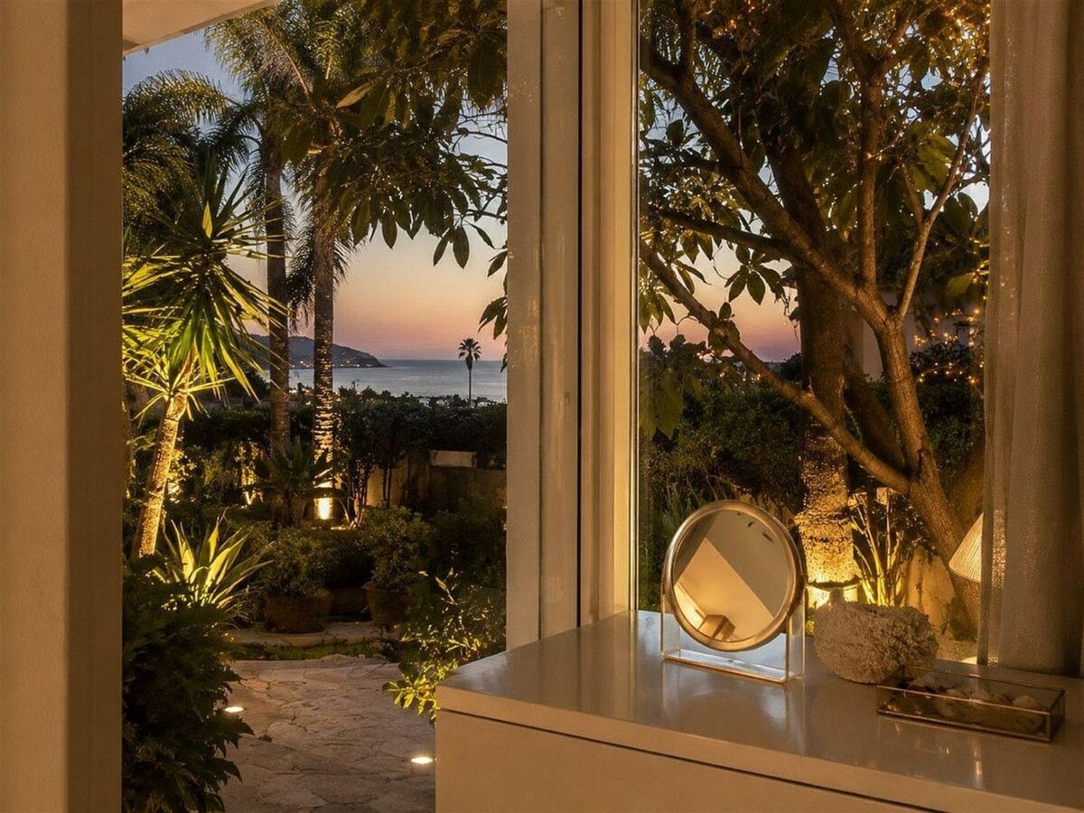 Sea view villa to renovate on a large plot in Hacienda Las Chapas, Marbella East