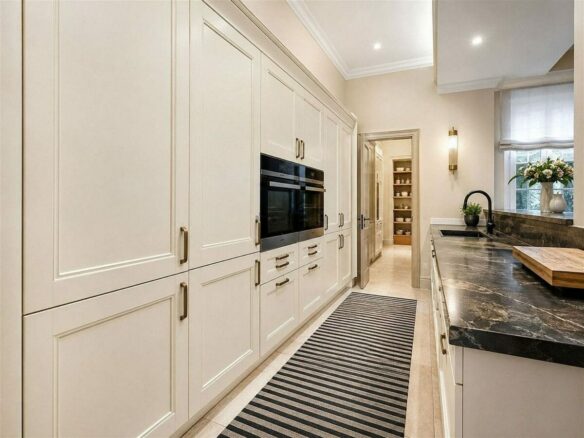 Sea view villa to renovate on a large plot in Hacienda Las Chapas, Marbella East