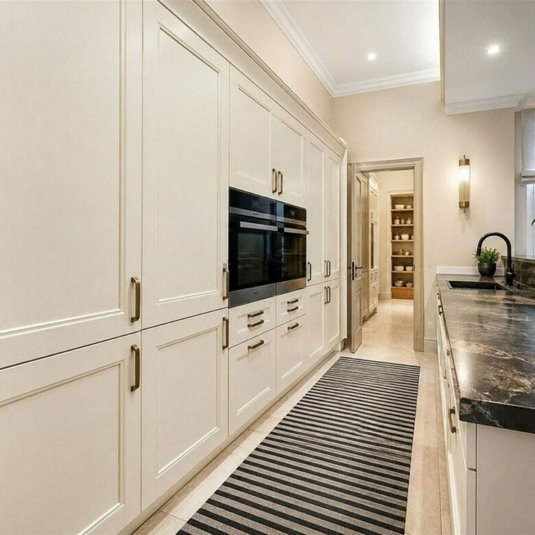 Sea view villa to renovate on a large plot in Hacienda Las Chapas, Marbella East