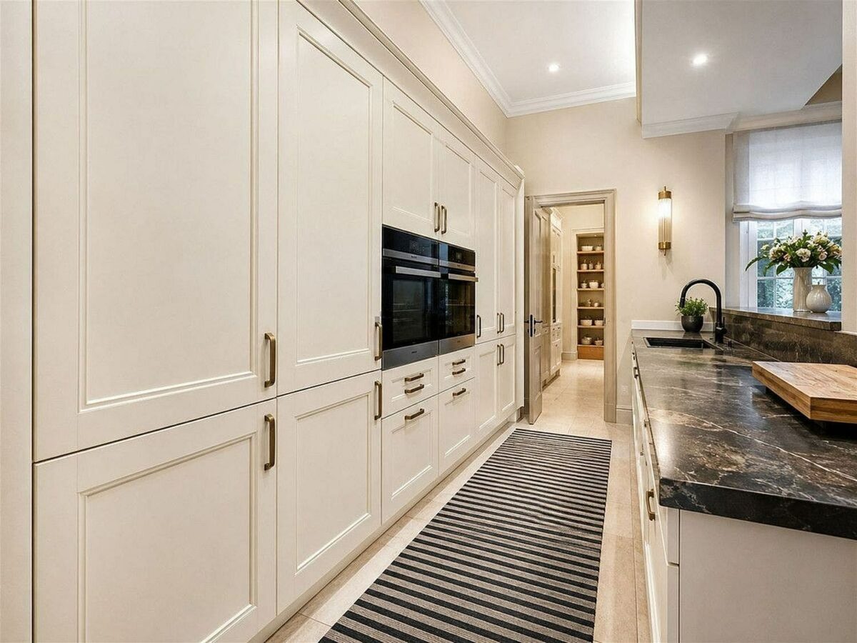 Sea view villa to renovate on a large plot in Hacienda Las Chapas, Marbella East