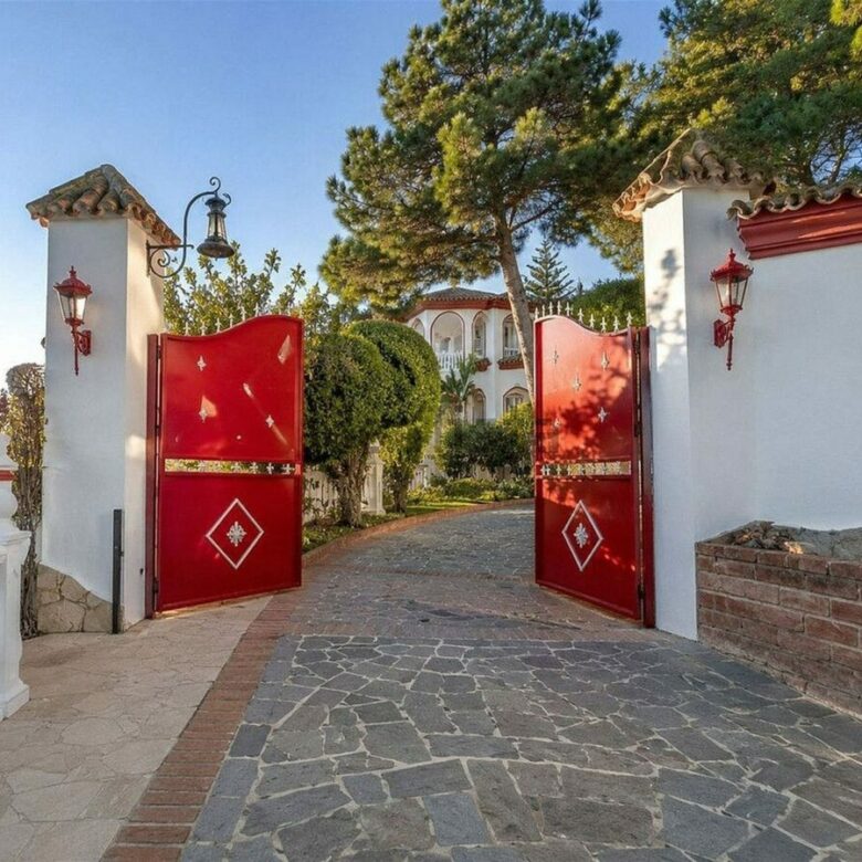 Sea view villa to renovate on a large plot in Hacienda Las Chapas, Marbella East