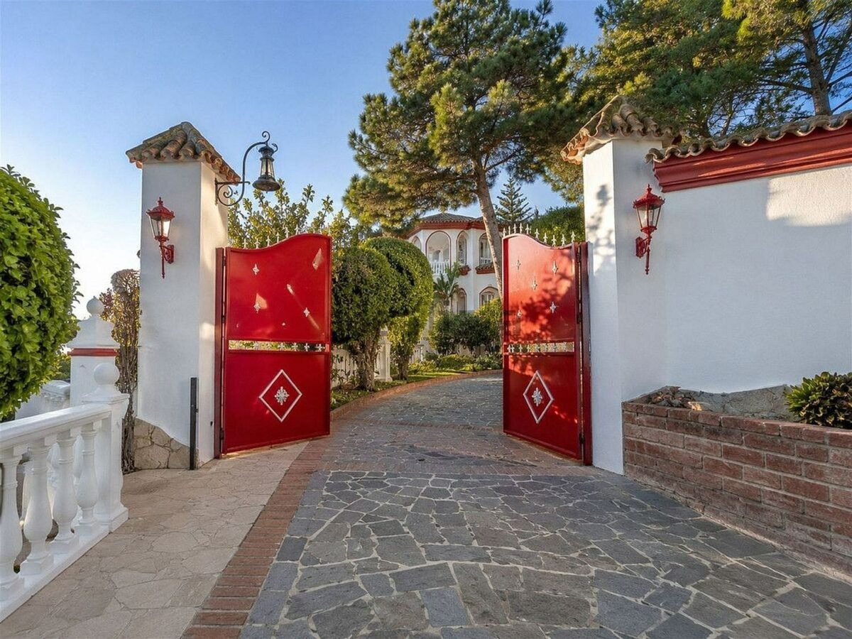 Sea view villa to renovate on a large plot in Hacienda Las Chapas, Marbella East