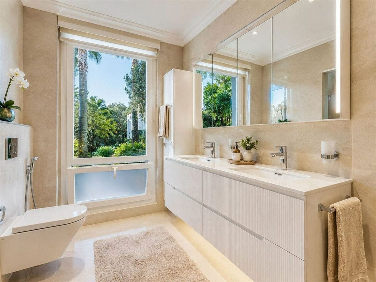 Sea view villa to renovate on a large plot in Hacienda Las Chapas, Marbella East