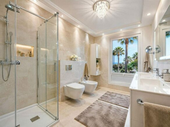 Sea view villa to renovate on a large plot in Hacienda Las Chapas, Marbella East