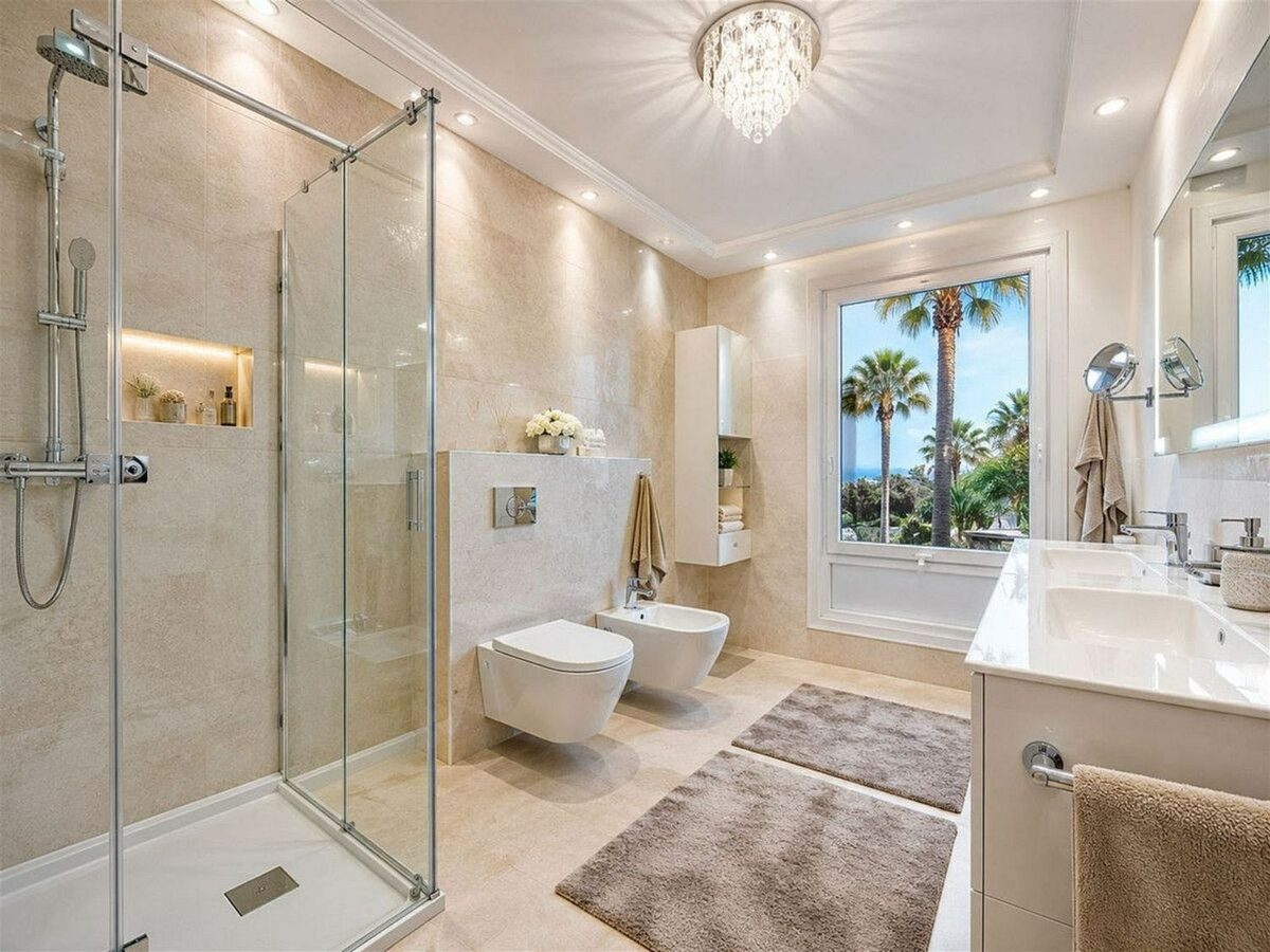 Sea view villa to renovate on a large plot in Hacienda Las Chapas, Marbella East