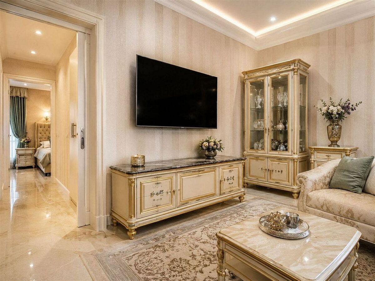 Sea view villa to renovate on a large plot in Hacienda Las Chapas, Marbella East