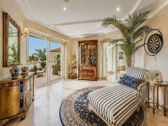 Sea view villa to renovate on a large plot in Hacienda Las Chapas, Marbella East