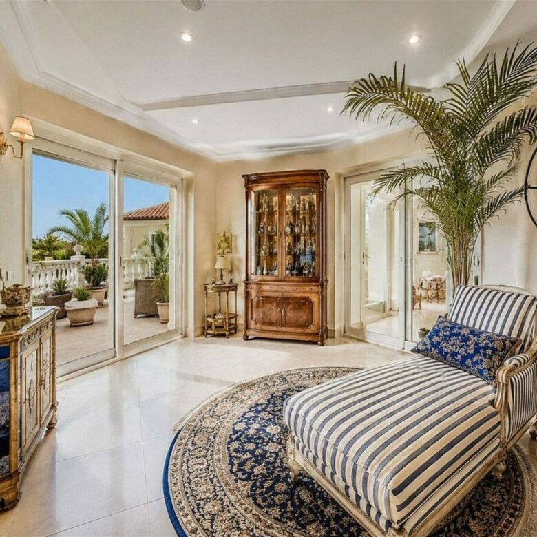 Sea view villa to renovate on a large plot in Hacienda Las Chapas, Marbella East