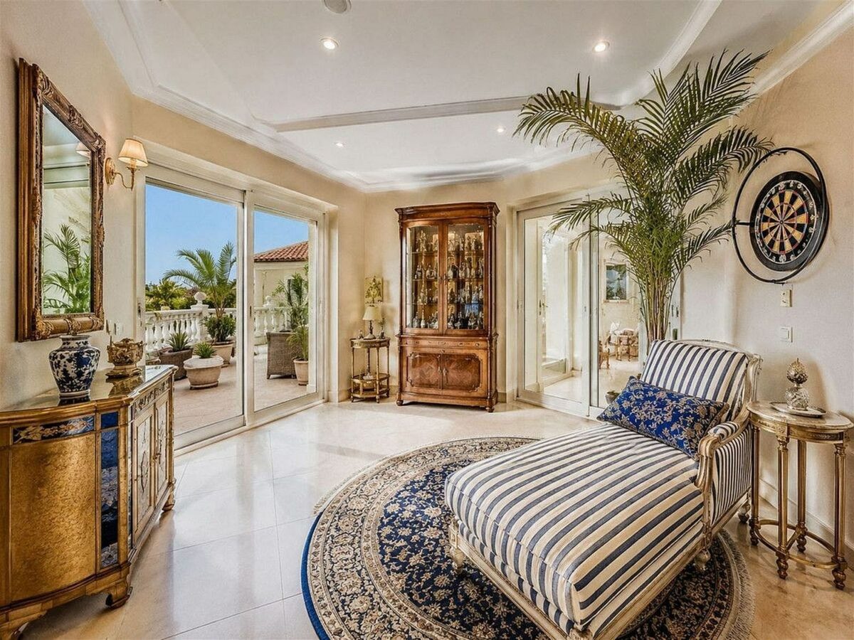 Sea view villa to renovate on a large plot in Hacienda Las Chapas, Marbella East
