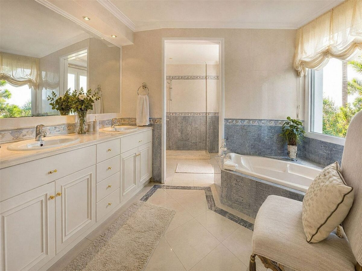 Sea view villa to renovate on a large plot in Hacienda Las Chapas, Marbella East