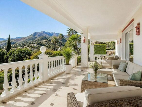 Sea view villa to renovate on a large plot in Hacienda Las Chapas, Marbella East