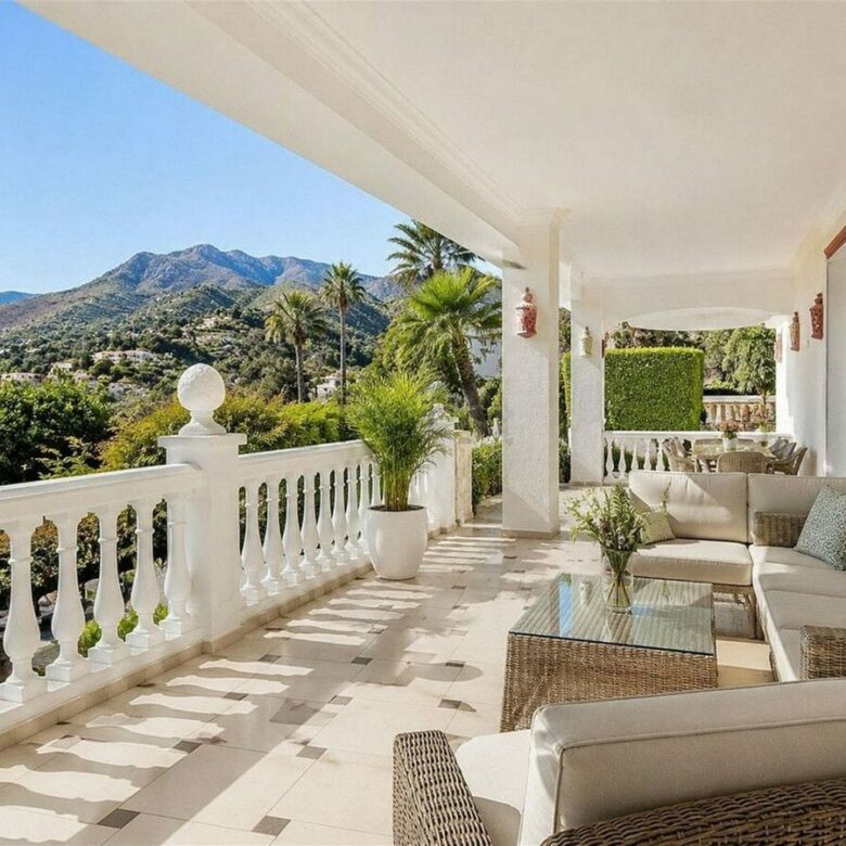 Sea view villa to renovate on a large plot in Hacienda Las Chapas, Marbella East