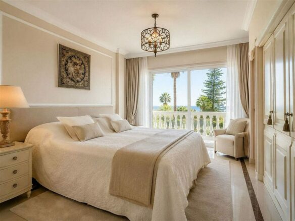 Sea view villa to renovate on a large plot in Hacienda Las Chapas, Marbella East
