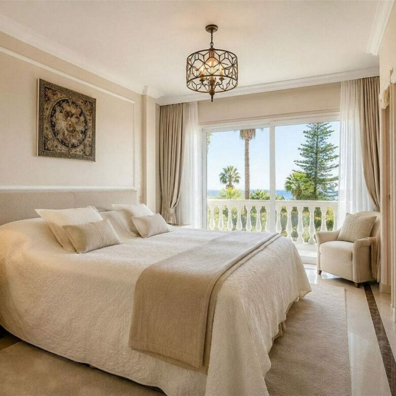 Sea view villa to renovate on a large plot in Hacienda Las Chapas, Marbella East