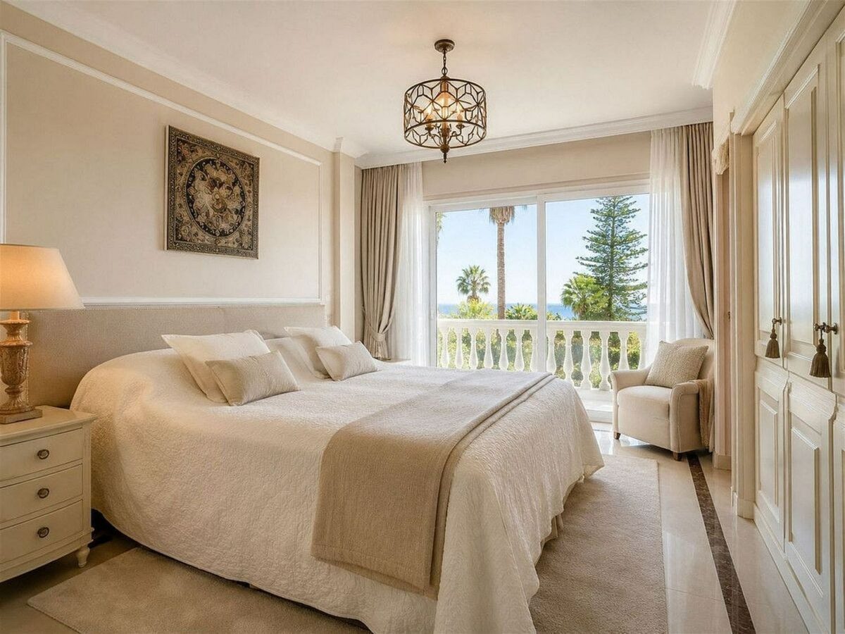 Sea view villa to renovate on a large plot in Hacienda Las Chapas, Marbella East