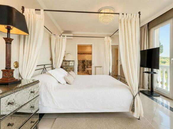 Sea view villa to renovate on a large plot in Hacienda Las Chapas, Marbella East