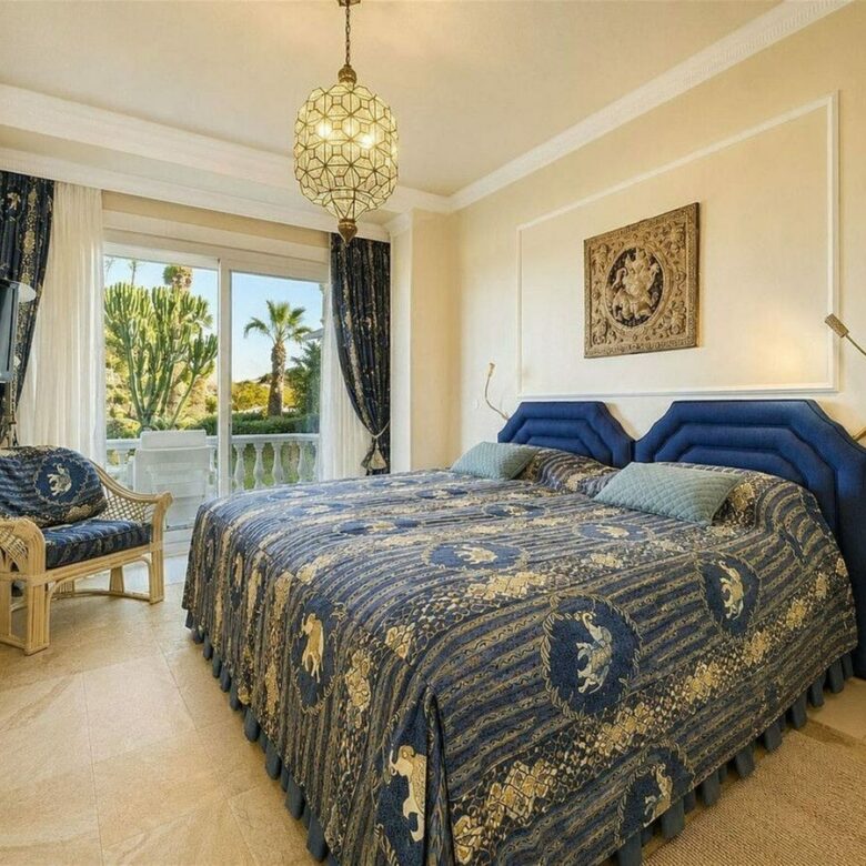 Sea view villa to renovate on a large plot in Hacienda Las Chapas, Marbella East
