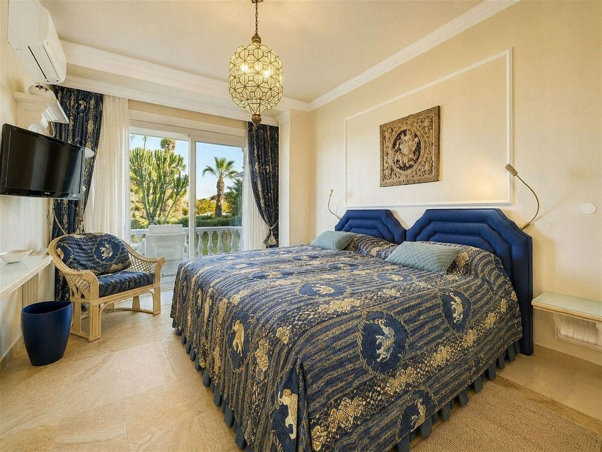 Sea view villa to renovate on a large plot in Hacienda Las Chapas, Marbella East