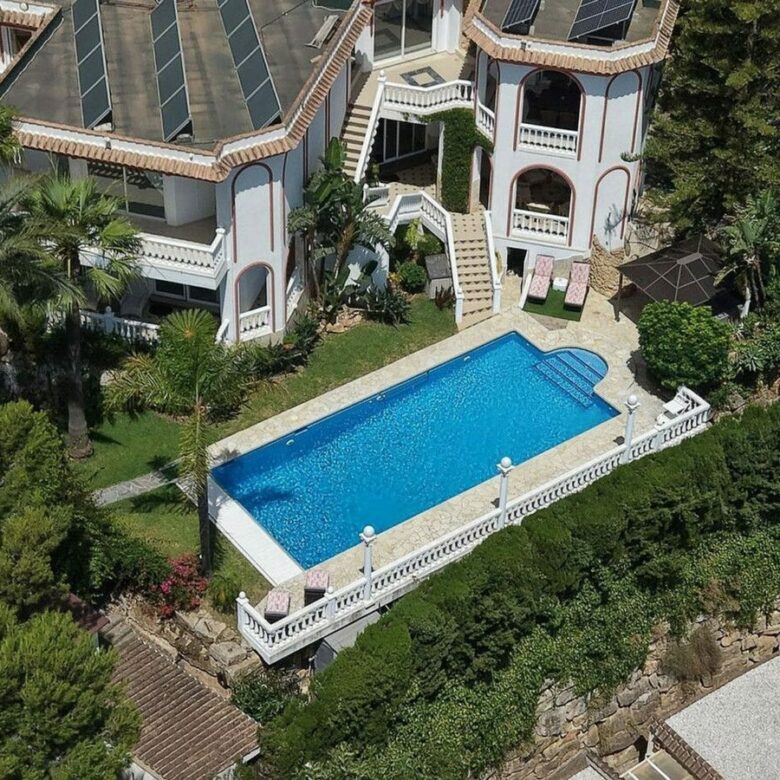 Sea view villa to renovate on a large plot in Hacienda Las Chapas, Marbella East