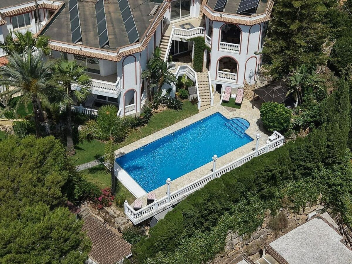 Sea view villa to renovate on a large plot in Hacienda Las Chapas, Marbella East